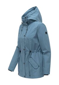 Blå kvindes hættetrøje med justerbare taljebånd, frontknapper og klaplommer på hvid baggrund.