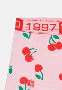 Rózsaszín pamut alsónemű, cseresznye mintával és zöld levelekkel. Piros gumírozott derékpánt, amelyen "1997" felirat található, varrás nélküli kialakítás és puha tapintás.