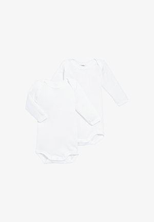 Kaks tavalist valget pikkade varrukatega beebikombet ümmarguste kaelustega, laotatud valgele taustale.