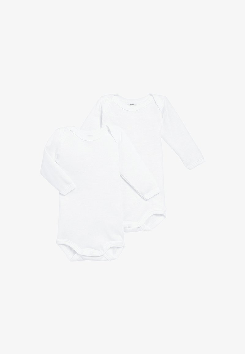 Dve jednoduché biele detské body s dlhými rukávmi a okrúhlym výstrihom, položené na rovnej ploche na bielom pozadí.