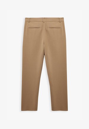 Brązowe spodnie wykonane z gładkiego materiału, z płaskim przodem, dwiema tylnymi kieszeniami i prostymi nogawkami. Dopasowany krój bez widocznych ozdób.