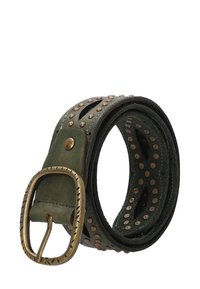 Mørkegrønt læderbælte rullet med bronzefarvet ovalt spænde og dekorative runde nitter langs remmen.
