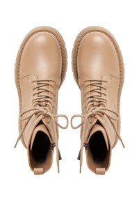 Stivaletti alla caviglia in pelle beige con punta rotonda, design con lacci e cerniera laterale. Suola testurizzata e colletto imbottito per il massimo comfort.