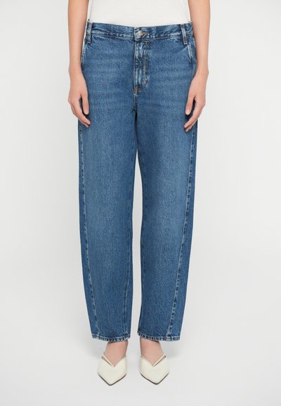 Jeans in denim blu chiaro con una vestibilità comoda, gambe dritte e una finitura sbiadita. Presentano una chiusura classica con bottone e zip, con cinque tasche.