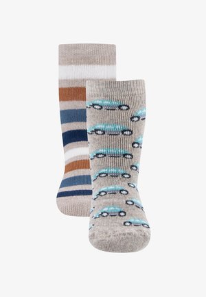 Zwei Kindersocken: eine beige mit blauem Auto-Muster, die andere beige mit braunen, weißen und blauen horizontalen Streifen.