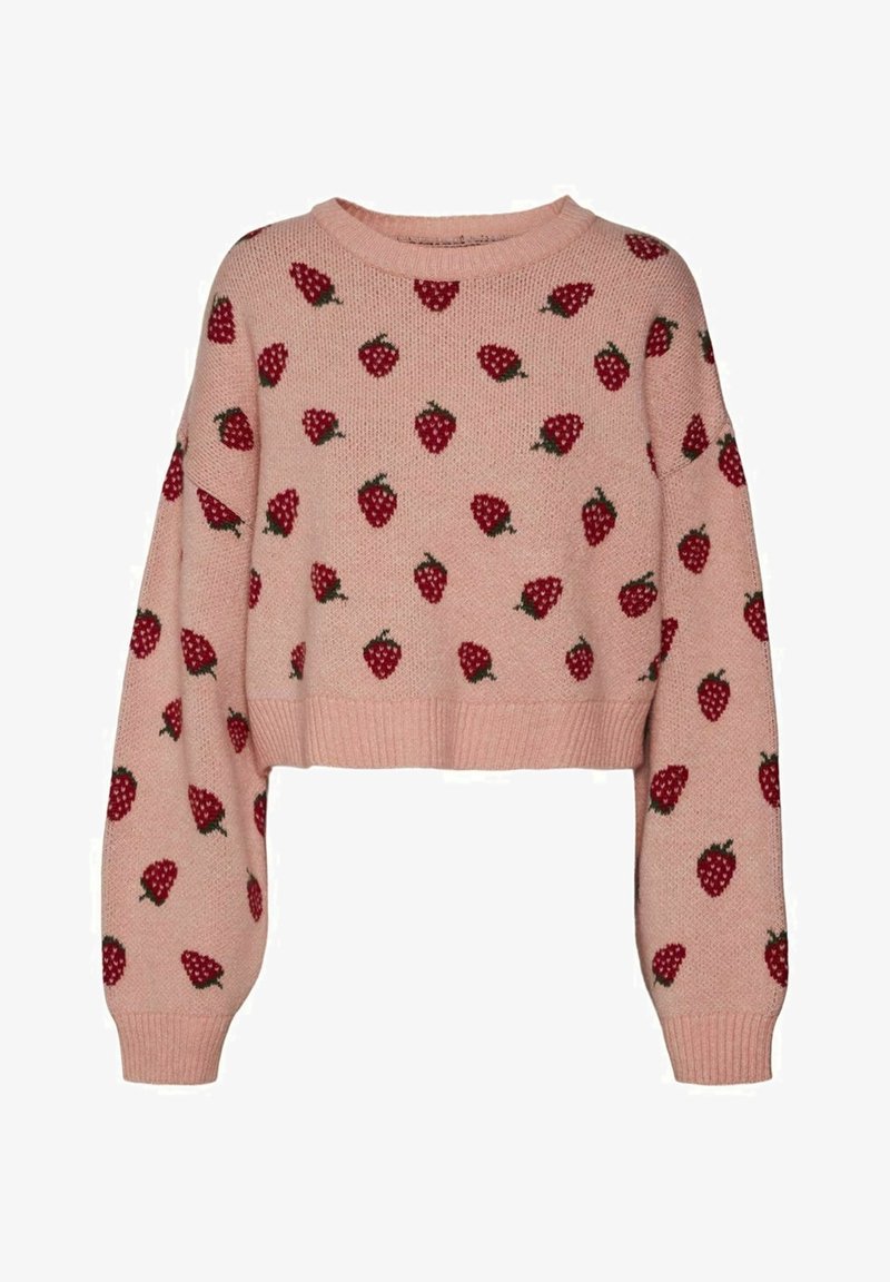 Pull court en tricot rose avec manches longues et motif répétitif de fraises rouges avec feuilles vertes.