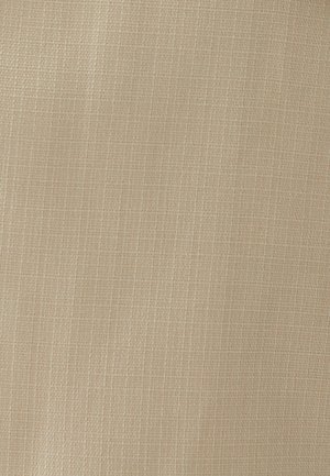 Tejido tejido color beige claro con una superficie texturizada. Presenta un patrón de cuadrícula con costuras finas. Adecuado para tapicería o manualidades.