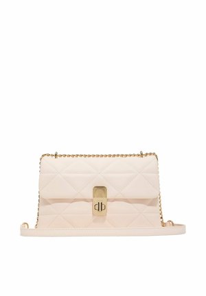 Beige doorgestikte leren schoudertas met goudkleurige kettingriem en rechthoekige sluiting op de voorslag.