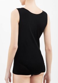 Top senza maniche nero realizzato in tessuto morbido, con scollo arrotondato e taglio aderente, progettato per una vestibilità comoda e prossima al corpo.