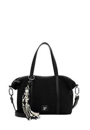 Musta teksturoitu käsilaukku, jossa on kaksi kahvaa, irrotettava olkahihna ja mustavalkoinen tupsu roikkumassa lähellä toista kahvaa.