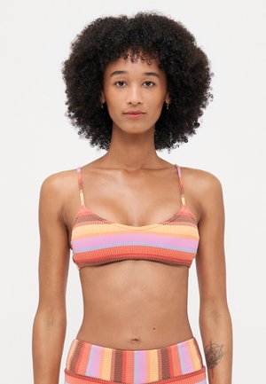 Gestreifter Bikini-Oberteil in Orange-, Rosa- und Blautönen. Mit dünnen Schulterträgern und einem strukturierten Stoff mit einem horizontalen Rippenmuster.