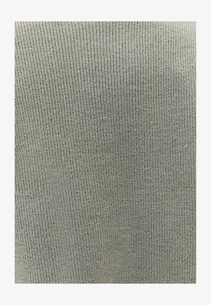 Gros plan sur un tissu en maille côtelée gris clair montrant un motif de tricot vertical détaillé et une texture.