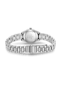 Nerūsējošā tērauda pulksteņi ar sudraba toņa saišu aproci, apaļas formas korpusu un pulētu apdari. Iekļauj tauriņveida sprādzi un iegravētu aizmuguri.