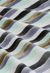Gestickter Stoff mit gewellten Streifen in Minzgrün, Schwarz, Weiß, Dunkellila und Braun. Weiche Textur mit glatter Oberfläche.