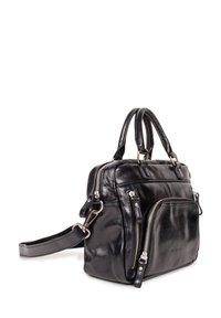 Schwarze Lederhandtasche mit mehreren Reißverschlusstaschen, zwei oberen Griffen und einem abnehmbaren Schulterriemen. Glatte Textur mit silberner Beschlägen.