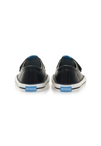 Scarpe nere in finta pelle con una texture liscia, suola in gomma bianca, dettagli blu e strap in velcro sul retro per una facile calzata.