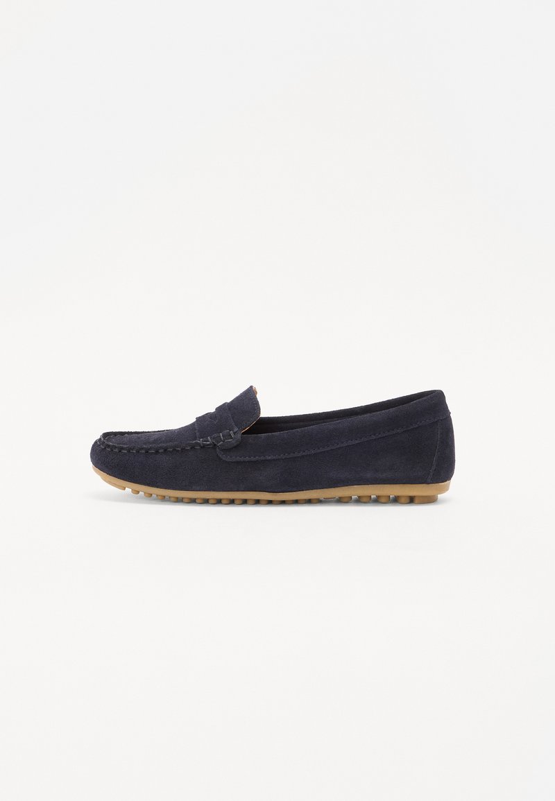 Pantofi mocasini din suede bleumarin, cu partea superioară moale, detalii cusute, curea decorativă și talpă din cauciuc cu mici dopuri de aderență.