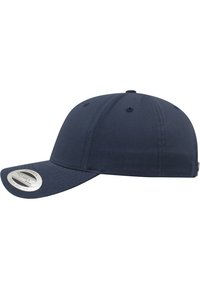 Căciulă de baseball bleu marin, confecționată din țesătură, cu o margine curbă, design cu șase panouri și etichetă de logo metalică pe lateral. Textură netedă.