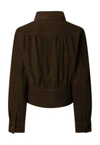 Tumši brūna zamša jaka ar saplacinātu muguras daļu, platu apkakli, pogām aizpogātām aprocēm un piegulošu vidukļa šuvi.