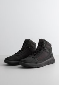 Czarne wysokie buty sportowe wykonane z gładkiego materiału i zamszu, z fakturowaną cholewką, okrągłymi sznurowadłami i gumową podeszwą z lekkim wzorem bieżnika.