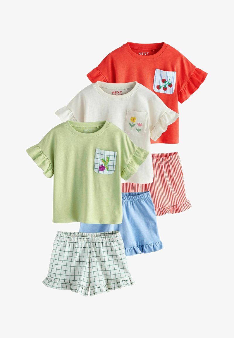 Trois hauts pour enfants à manches volantées en rouge, blanc et vert avec des poches brodées, assortis à des shorts à volants à motifs rayés et à carreaux.
