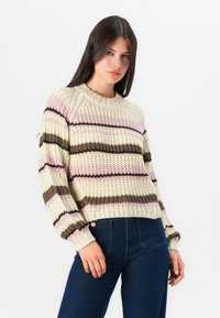 Maglione lavorato a maglia nei toni crema, rosa e marrone a righe. Presenta un colletto rotondo, maniche lunghe e polsini a coste. Realizzato con un tessuto testurizzato.
