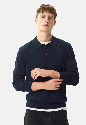 Dunkelblaues Strick-Polohemd mit langen Ärmeln, ausgestattet mit einem kragenförmigen Hals, einer Drei-Knopf-Leiste, gerippten Bündchen und einer weichen Textur.
