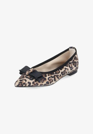 Puntige platte schoen met luipaardprint, zwarte biezen en een zwarte strik aan de voorkant, beige binnenvoering en lage hak.