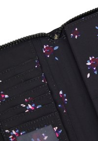Portafoglio con zip in tessuto nero con motivo floreale in viola, rosa e blu; dotato di scomparti per carte e di una tasca trasparente per l'identificazione.