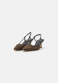 Leopardimustriga slingback-kontsaga, teravate ninade ja mustade rihmadega, madalal plokkninal. Tekstuuriga kangas sujuvate aktsentidega.