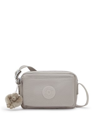 Lille rektangulær lysebeige crossbody taske med forlomme og fastgjort plysdyr abe nøglering.