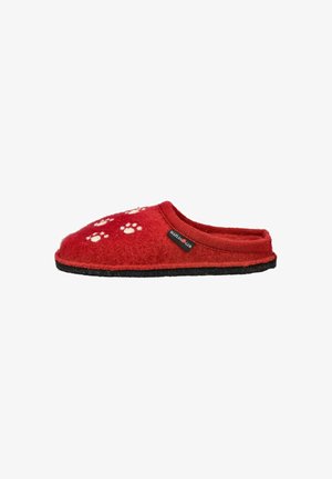 Chausson en feutre rouge avec motif de pattes blanches, orteil arrondi et semelle en caoutchouc noir. Texture douce avec un design confortable à enfiler. Étiquette de marque visible.