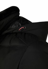 Melna pūkājacket ar mīkstu melnu apkakli, kurā ir pielāgojama sarkana un melna virve un teksturēta auduma. Kabatas ar rāvējslodziņu nav redzamas.