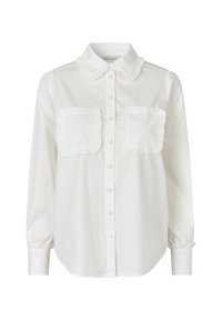 Hvid skjorte med knapper og en flæsekant, to flæse-lommer og lange puffede ærmer. Fremstillet af et glat stof.
