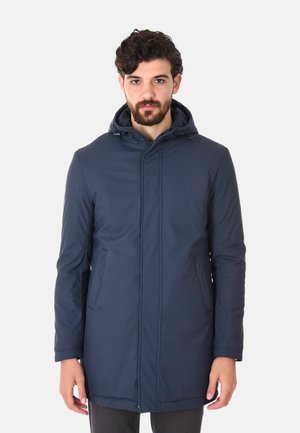 Parka impermeabile blu navy con cappuccio, zip frontale e tasche laterali. Tessuto liscio con taglio dritto e maniche lunghe.