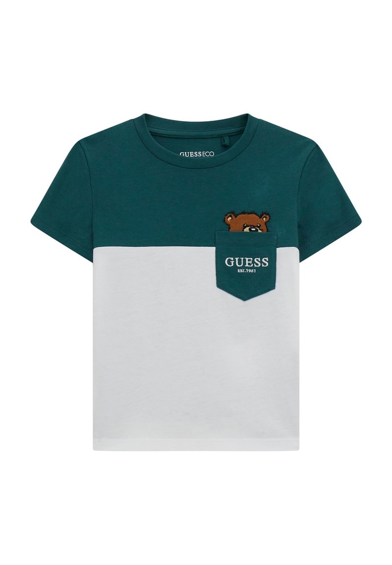 Grøn og hvid kortærmet t-shirt med en lomme foran, der har et bjørnegrafik og "GUESS"-tekst broderet på lommen. Materiale af bomuld.