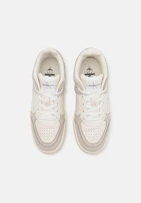 Calvin Klein Jeans BASKET CUPSOLE  - Tenisky - creamy white/eggshell