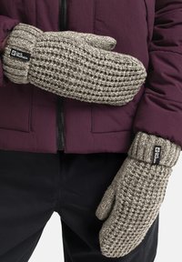 Gestrickte Fäustlinge in Hellgrau mit einem strukturierten, groben Muster und gerippten Bündchen. Verfügt über ein schwarzes Markenetikett am Bündchen.