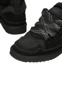 Zwarte sneaker met een gestructureerde bovenkant van suede en mesh, met patroonveters en een rubberen zool. Gecombineerde kraag en contrasterende stiksels.