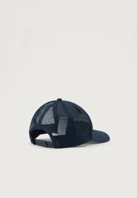 Uma boné azul-marinho com um painel frontal sólido e parte traseira em malha. Apresenta uma aba curva e fecho de pressão ajustável para um ajuste seguro.