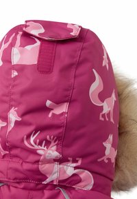 Ροζ μονωμένη κουκούλα με λευκές σιλουέτες ζώων, συμπεριλαμβανομένων αλεπούδων και μιας ελαφίνας, με γούνα περιμετρικά και μια επικολλητική ταινία για εξασφάλιση.