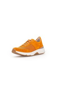 Pomarańczowe zamszowe i siateczkowe sneakersy z sznurowanym zapięciem, z kontrastującą białą podeszwą i jasnobrązową gumową podeszwą zewnętrzną.