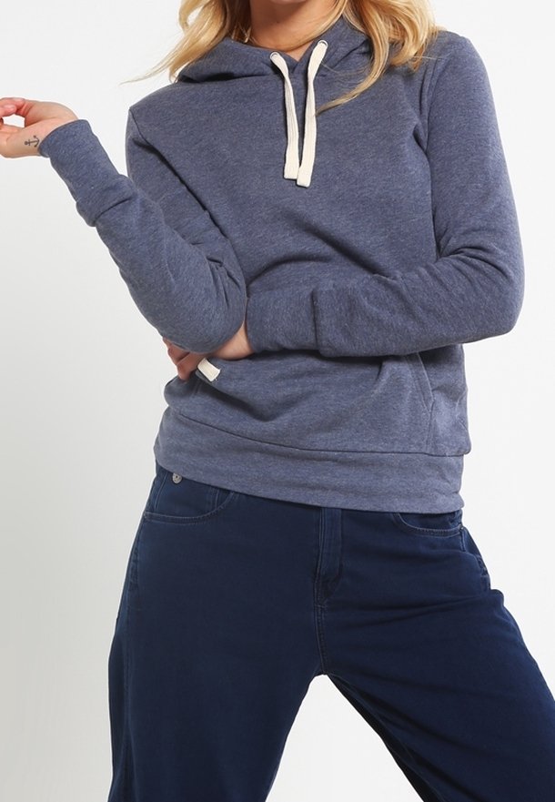 Marinblå huvtröja med ficka fram, elfenbensfärgade snören, långa ärmar och ribbade muddar, tillverkad av mjukt tyg.