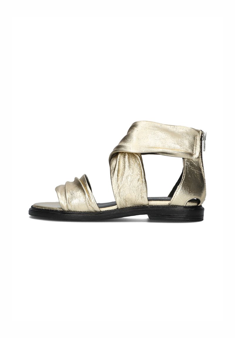 Gouden metallic sandaal met een platte zool en een open teen ontwerp. Heeft kruislings gespen en een ritssluiting aan de achterkant voor een veilige pasvorm.