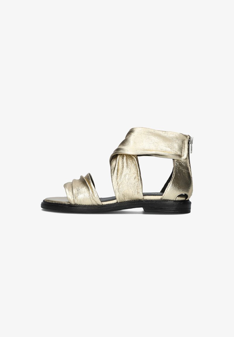 Gouden metallic sandaal met een platte zool en een open teen ontwerp. Heeft kruislings gespen en een ritssluiting aan de achterkant voor een veilige pasvorm.