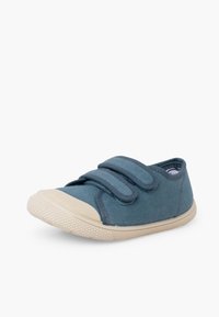 Chaussure en toile bleue pour enfants avec semelle en caoutchouc beige et embout, comprenant deux bandes Velcro réglables sur fond blanc.