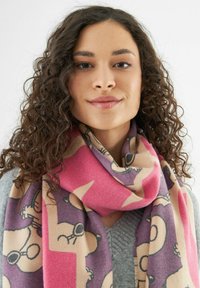Sjaal met een kleurrijk patroon in tinten van roze en beige, met cartoonachtige ontwerpen. Zachte textuur en om de nek gedrapeerd.