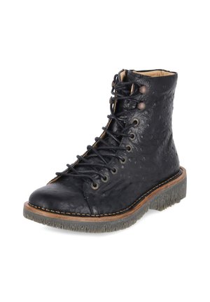 Botte montante en cuir noir avec lacets, surface texturée, coutures beige et semelle épaisse en caoutchouc avec crampons pour l’adhérence.