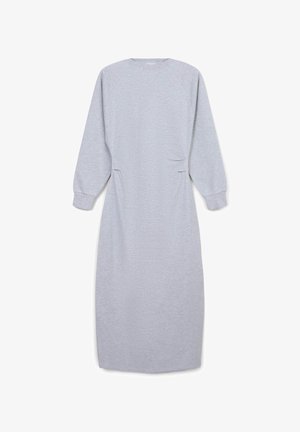 Abito felpa lungo grigio chiaro con maniche lunghe e polsini a coste, dotato di due tasche sui fianchi discrete su uno sfondo bianco.