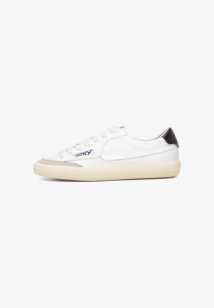 Lage witte leren sneaker met beige zool, zwarte hieltab, veters aan de voorkant en "AUTRY" logo op het zijpaneel.